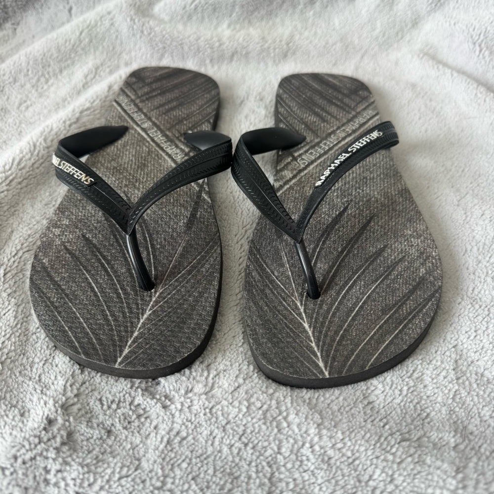 Raphael Steffens Gray and Black Men’s Flip Flops with Leaf Pattern Size 10